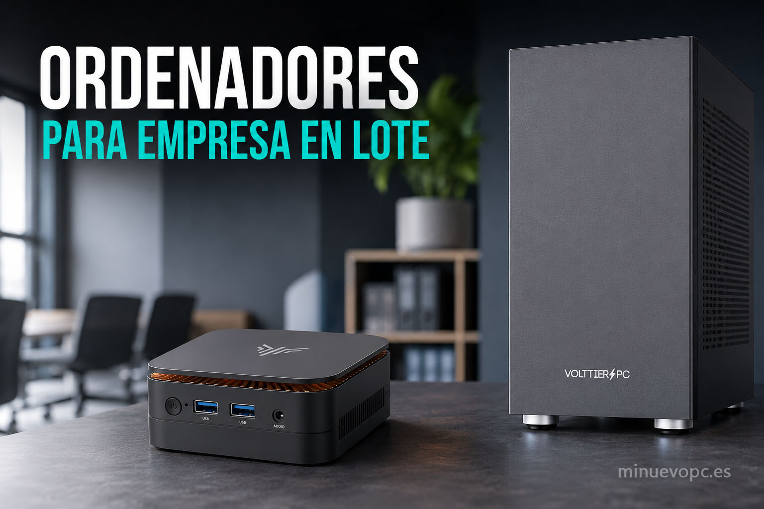 Mini PC y ordenador de sobremesa para empresas sobre una mesa de oficina moderna, representando la compra de equipos informáticos en lote