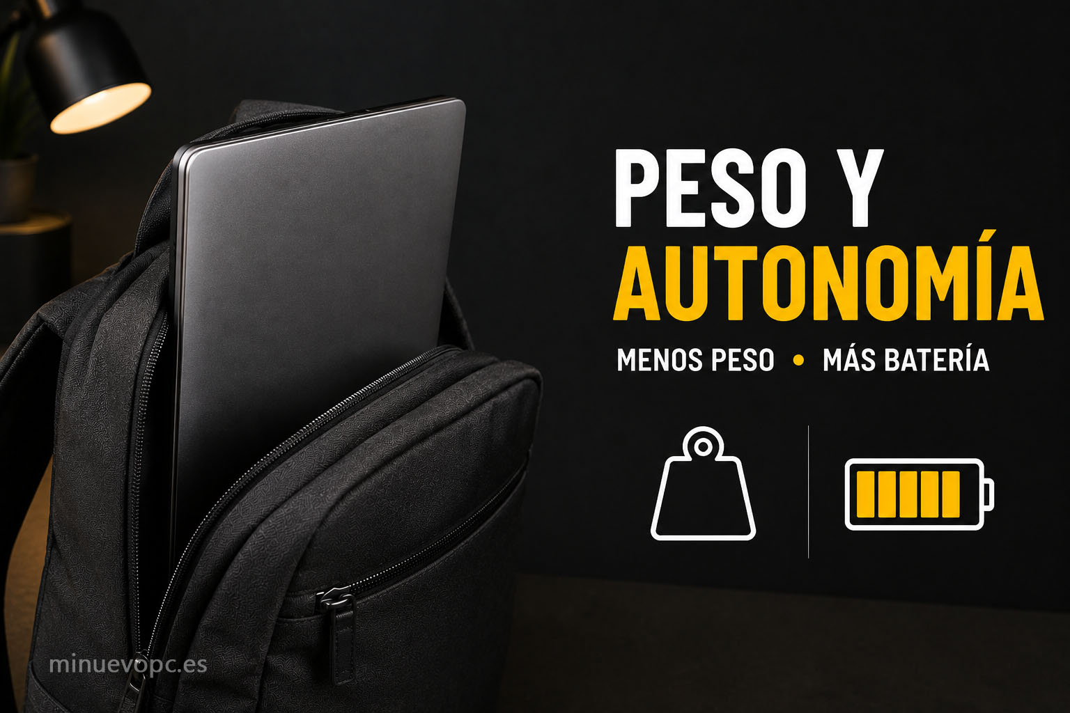 Mochila con un portátil ultrafino parcialmente guardado e iconos de batería que representan la importancia del peso y la autonomía en movilidad