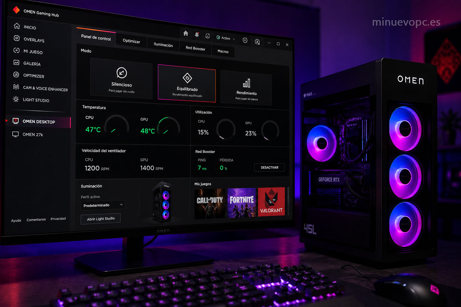 Monitor con OMEN Gaming Hub abierto junto a un PC HP Omen mostrando perfiles de rendimiento, temperaturas y control de iluminación RGB